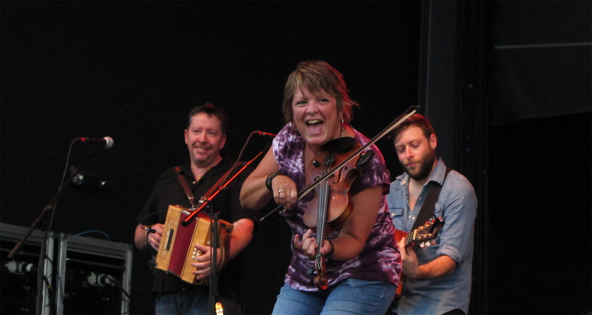 Eileen Ivers playing fiddle