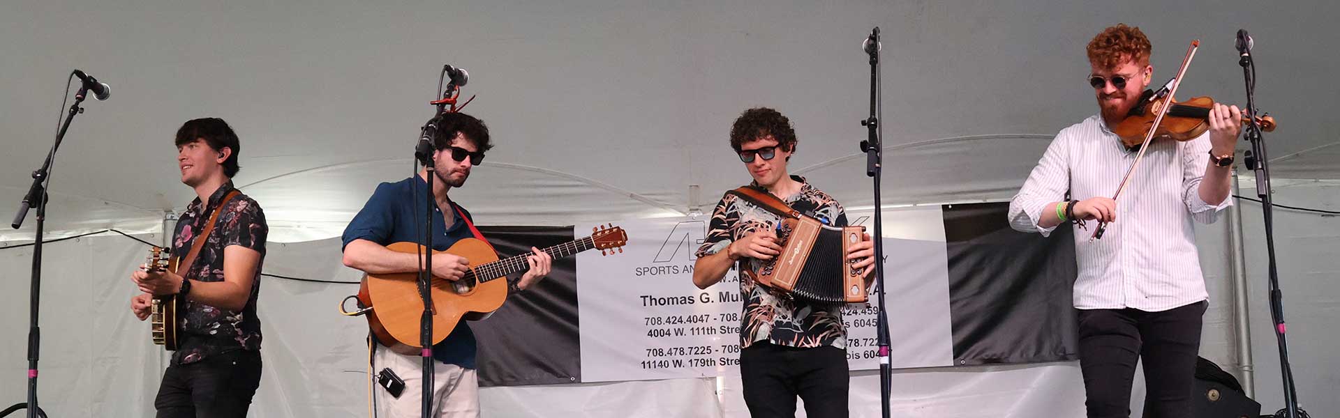 Boxing Banjo playing