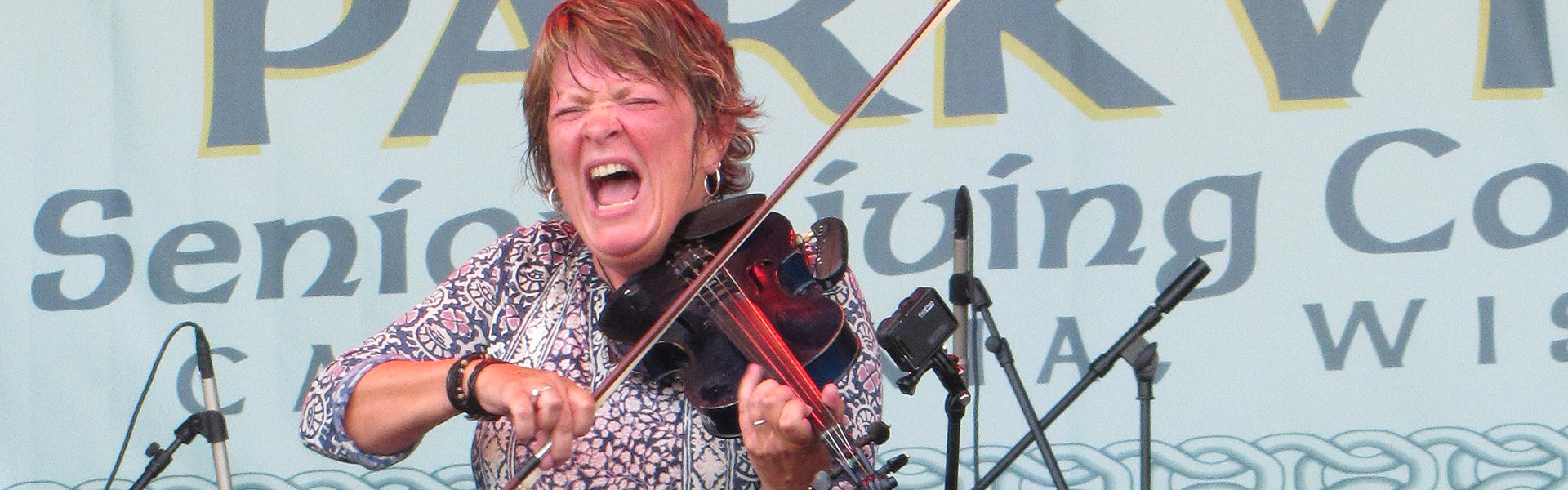 Eileen Ivers playing fiddle