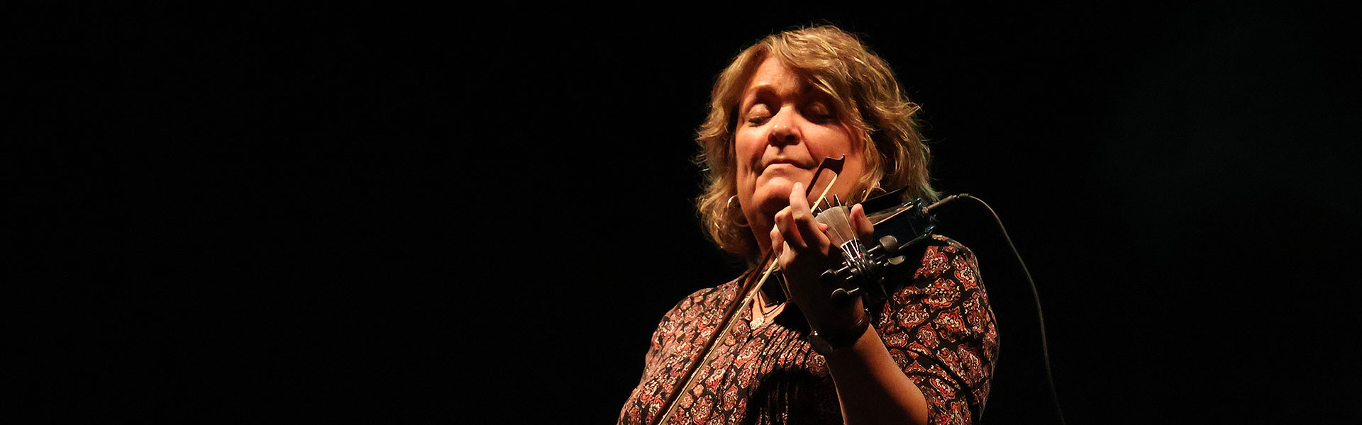 Eileen Ivers and band playing