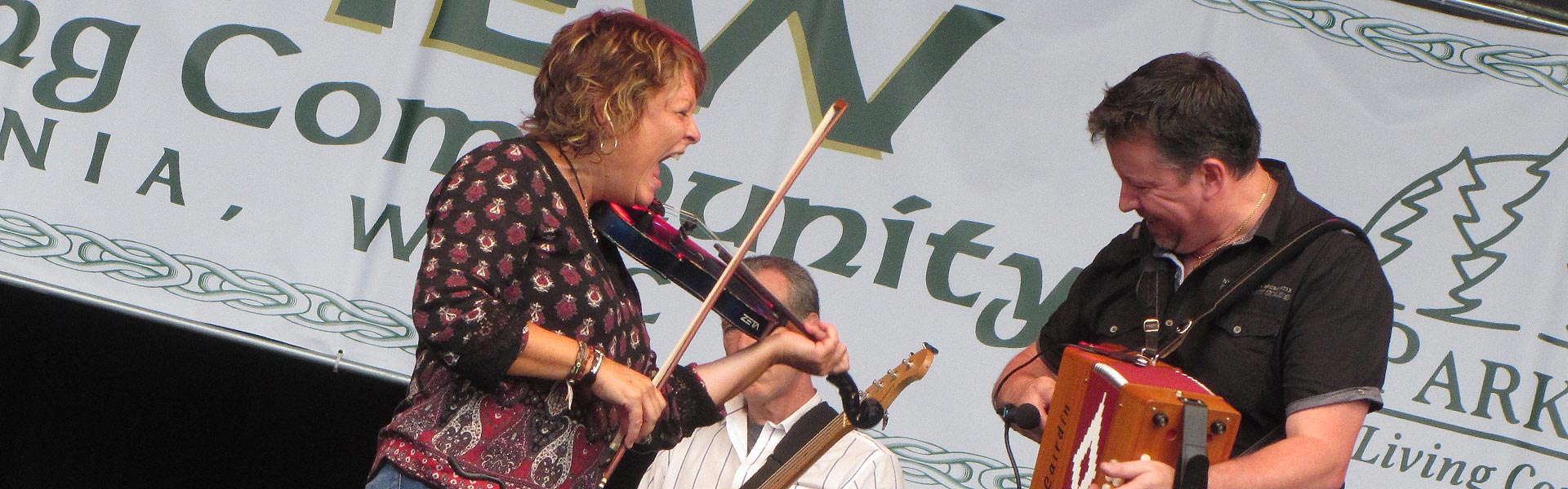 Eileen Ivers playing fiddle