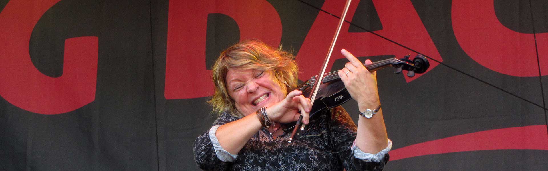 Eileen Ivers playing fiddle