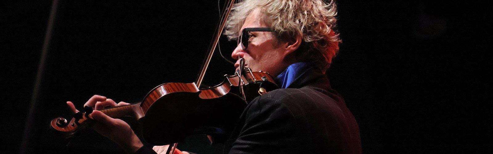 Gadan playing in concert