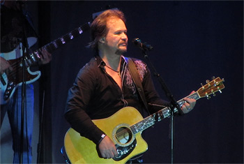 Travis Tritt in Elk Grove Village, IL - 2015